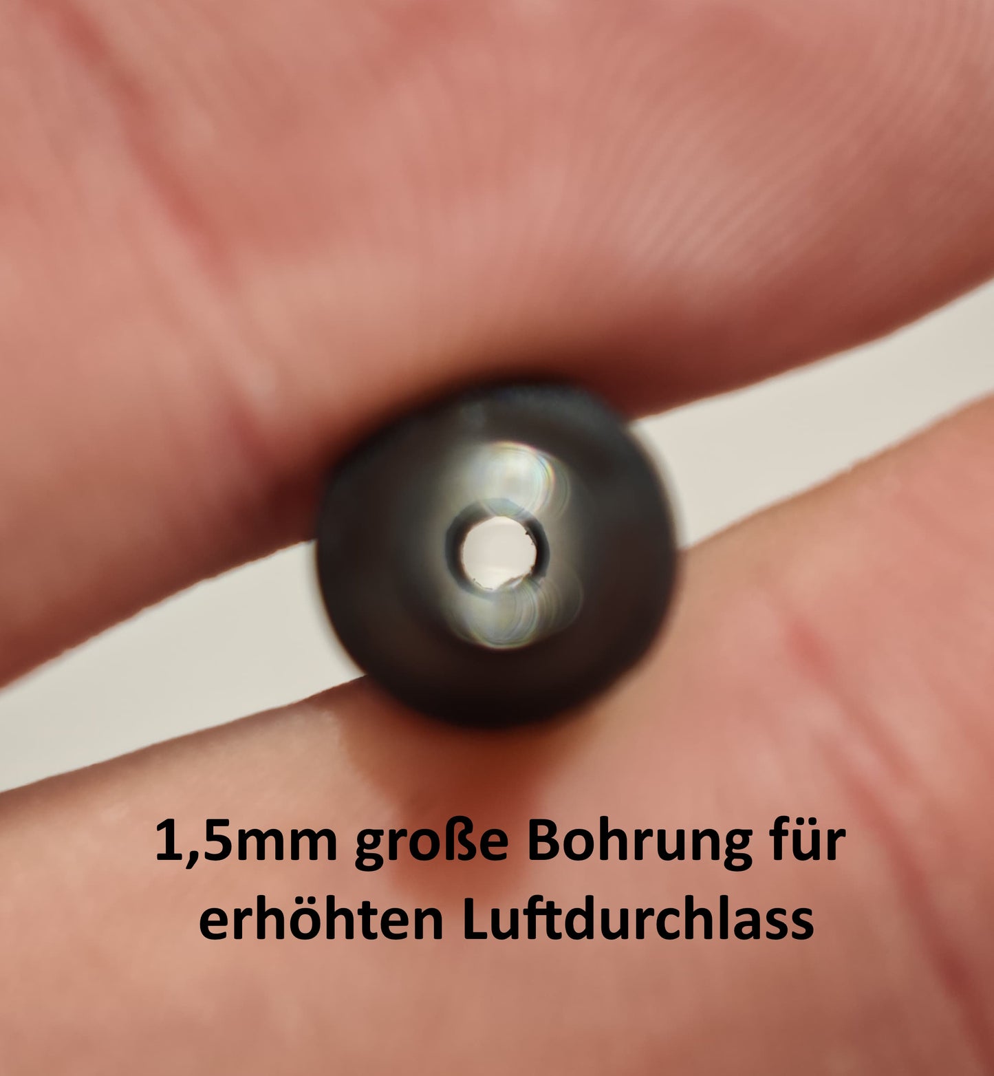 Eine Nahaufnahme zeigt den New Plastics Diamond Painting Edelstahl Einzelsetzer E-Painter (nicht kompatibel mit Wachs) mit einem 1,5-mm-Loch für erhöhten Luftstrom. Deutscher Text: 1,5mm große Bohrung für erhöhten Luftdurchlass.