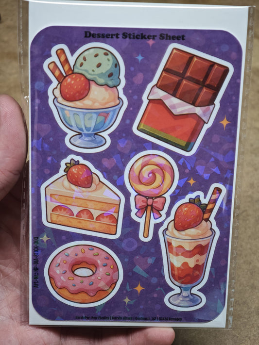 Eine Hand hält den New Plastics Dessert Sticker Sheet mit 6 Stickern ca. DIN A6: bunte Dessertmotive – ein Stück Kuchen, ein Donut mit rosa Zuckerguss, ein Schokoriegel, zwei Erdbeereisbecher und ein Wirbel-Lolli – auf lila Hintergrund, ideal für DIY-Projekte!.