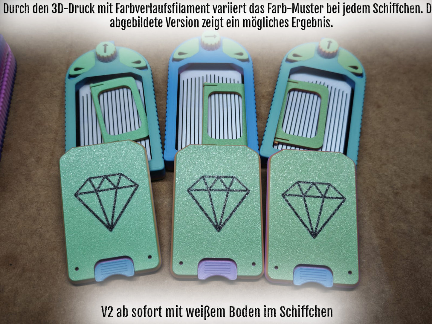 Das Diamond Painting Schiffchen S1 PLUS von New Plastics präsentiert drei farbenfrohe Schiebegehäuse mit filigranen Rautenmustern auf grünen Oberflächen. Der deutsche Text hebt Farbvarianten des 3D-Drucks hervor und erwähnt eine Version mit weißem Sockel, ähnlich der akribischen Kunst des Diamond Painting.