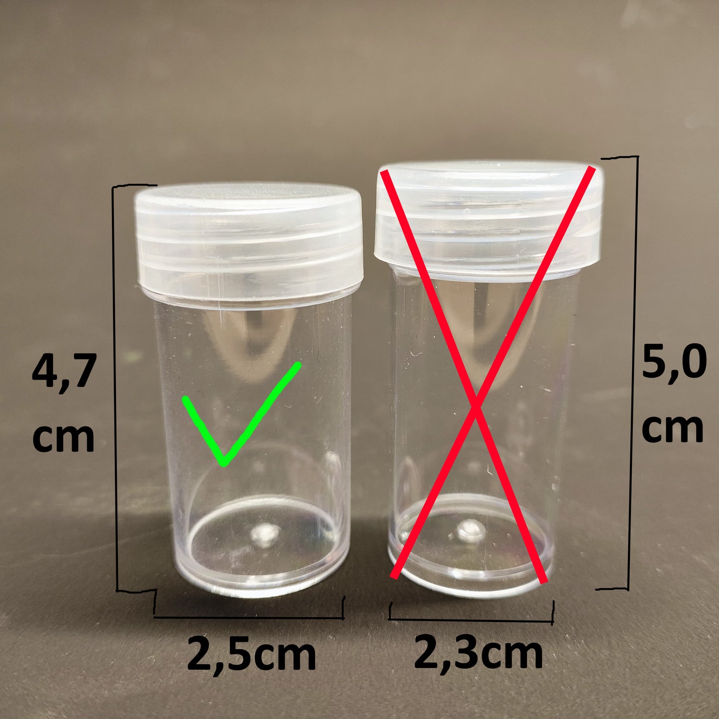 Zwei Steinchen-Garage Klappbar 60er-Behälter von New Plastics werden nebeneinander gezeigt. Einer hat ein grünes Häkchen und eignet sich ideal zum Ordnen von Diamond Painting-Zubehör (4,7 cm x 2,5 cm), während der andere mit einem roten X markiert ist und 5,0 cm x 2,3 cm misst und eine effiziente Lösung zum Aufbewahren kleiner Gegenstände bietet.
