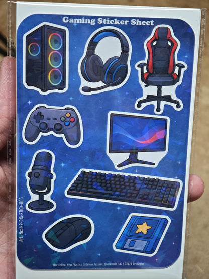 Eine Hand zeigt den New Plastics Gaming Sticker Sheet mit 9 Stickern ca. DIN A6, zeigt PC-Gehäuse, Kopfhörer, Stuhl, Controller und mehr vor blauem Sternenhintergrund – ideal für DIY-Projekte und deine Sticker Sheets Sammlung.