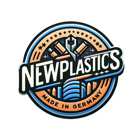 Auf einem runden Schild steht „New Plastics“ und zeigt eine urbane Skyline mit geometrischem Design im Retro-Stil, der an kreative Köpfe erinnert. Es ist in den Farben Blau, Orange und Weiß gehalten und trägt unten in Rot die Aufschrift „Made in Germany“.