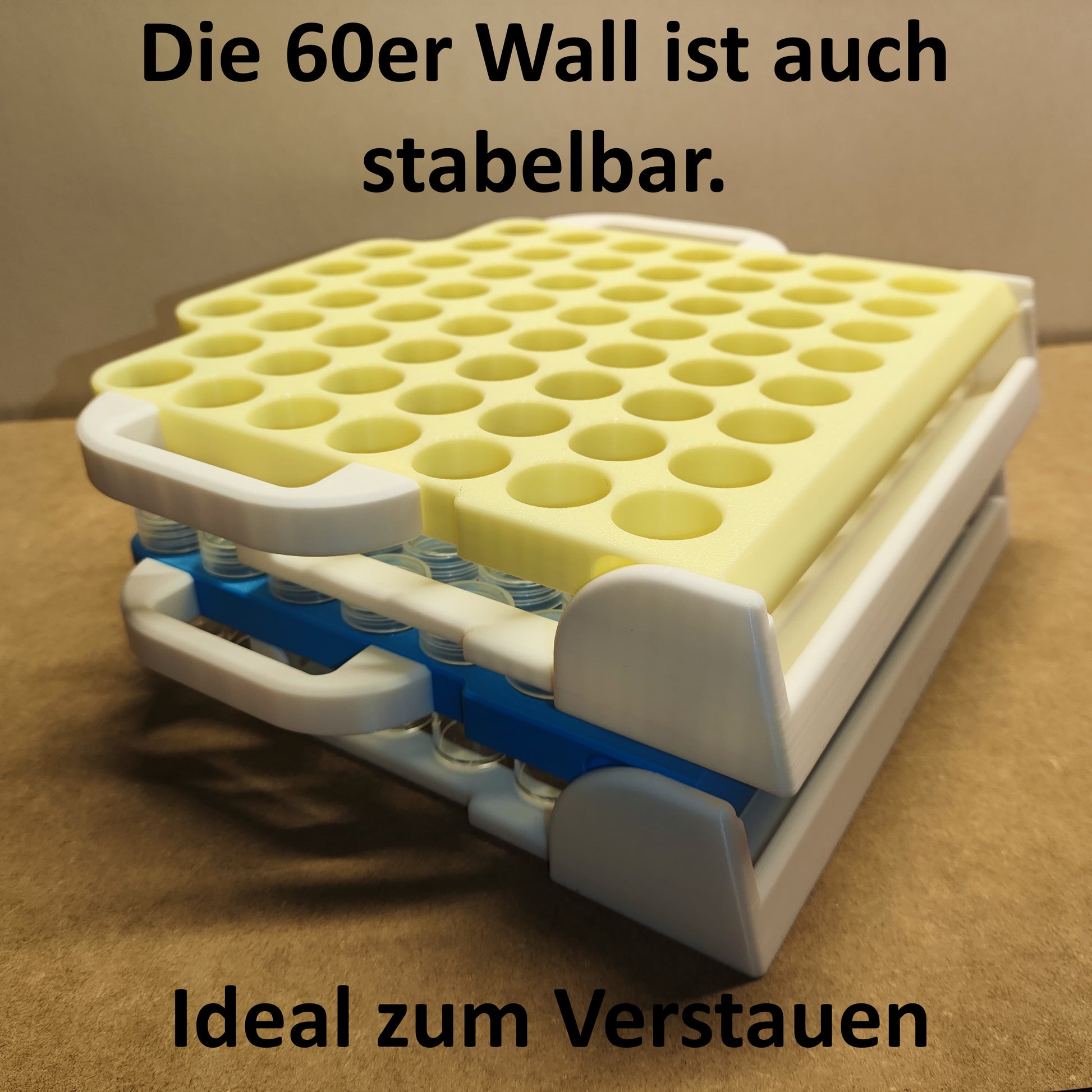 Die Steinchen-Garage Klappbar 60er von New Plastics ist eine vielseitige Aufbewahrungsschale mit runden Schlitzen, ideal für Liebhaber der Diamantmalerei. Sie lässt sich sicher stapeln, wie in „Die 60er Wall ist auch stapelbar. Ideal zum Verstauen“ beschrieben, und bietet anpassbare Farben.