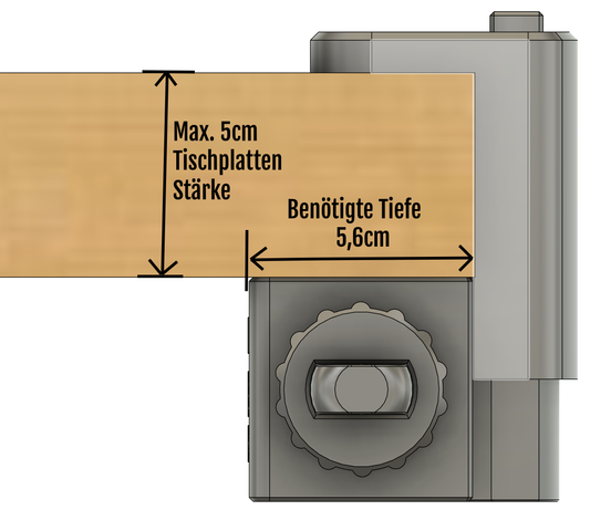 Technisches Diagramm zur Bildhalterung für Untertischmontage von New Plastics. Es zeigt eine Metallklammer, die an der Kante eines Holztisches befestigt wird. Die maximale Tischdicke beträgt 5 cm, die erforderliche Befestigungstiefe beträgt 5,6 cm.