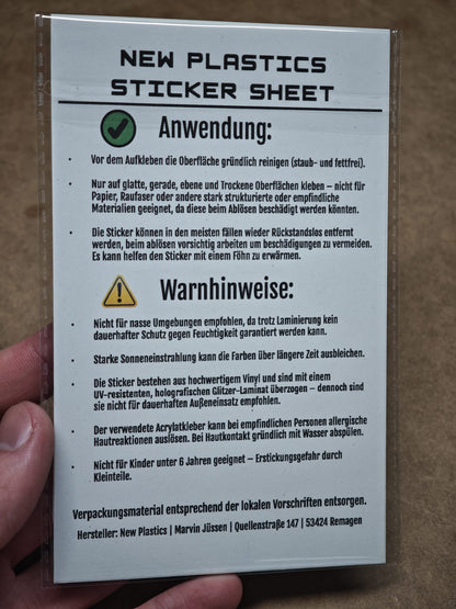 Eine Hand hält eine deutsche Anleitungskarte für den New Plastics Diamond Painting Animals Stickerbogen mit 12 Stickern ca. DIN A6. Die Karte enthält Anwendungshinweise und Warnhinweise für DIY-Projekte mit grüner und gelber Hervorhebung.