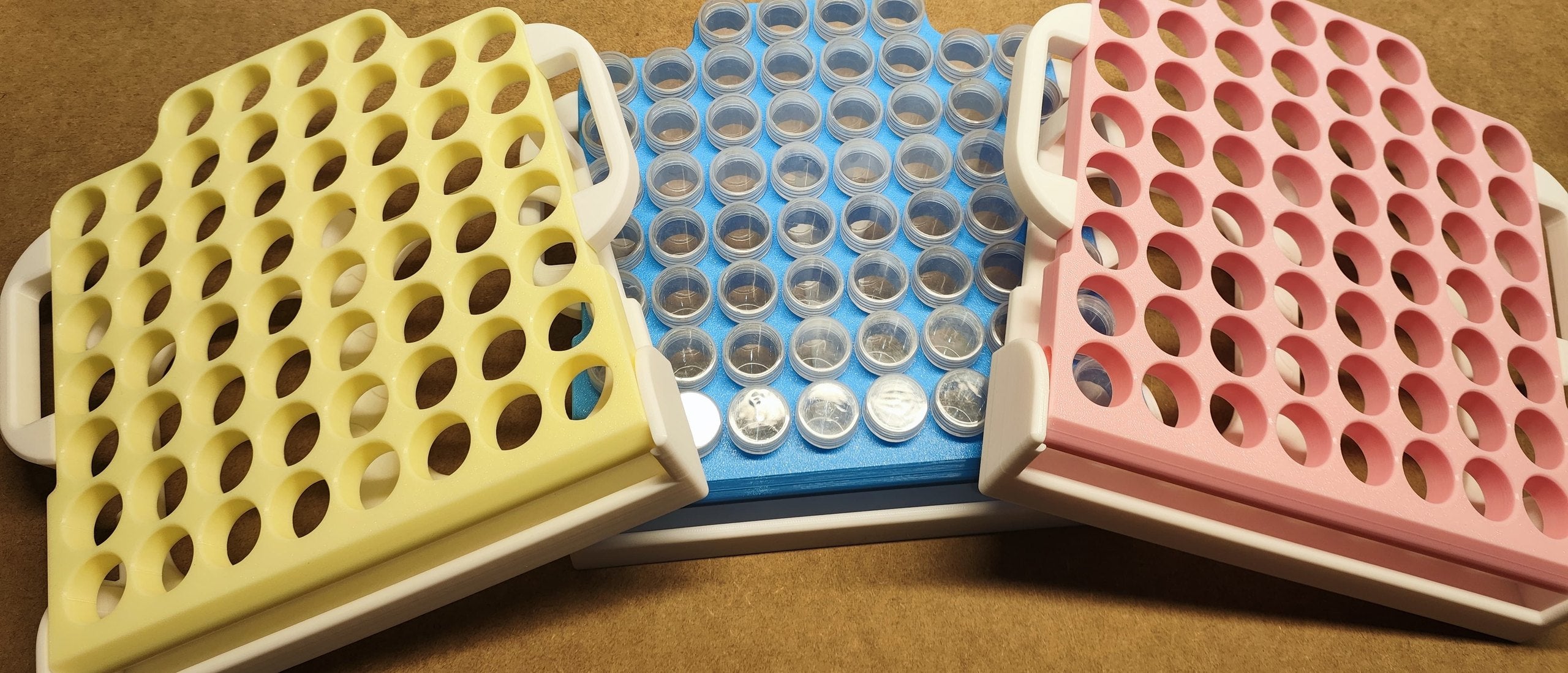 Drei Steinchen-Garagen von New Plastics in Gelb, Blau und Rosa